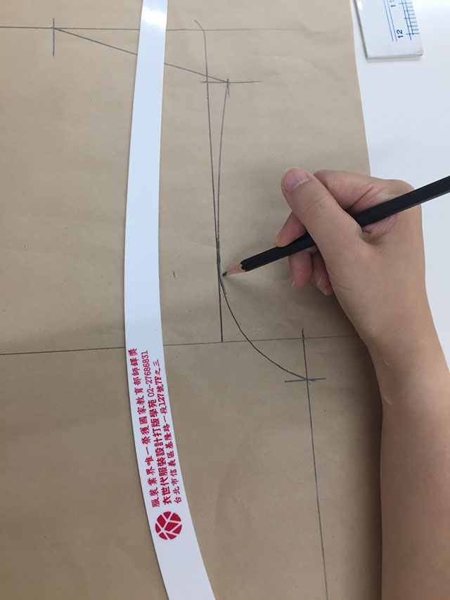衣世代「1+1打版立裁新技法」運用在禮服設計